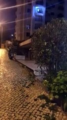 Mulher canta à janela em Massamá e emociona vizinhos durante isolamento