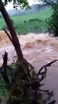 Açude transborda em Cachoeira dos Índios e preocupa moradores