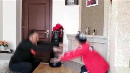 Antrenmanlarını evinde yapan milli kayakçı Ayşe Kader Yavuz'dan "evde kalın" çağrısı