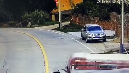 Dois pneus saem de camião em andamento e destroem carro