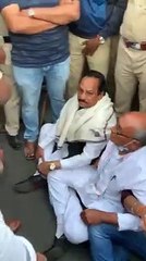 कांग्रेस के बागी विधायकों से मिलने पहुंचे दिग्विजय, पुलिस ने किया अरेस्ट