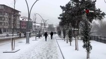 Bayburt'ta kıştan kalma günler yaşıyor...Kar yağışı kenti beyaza bürüdü