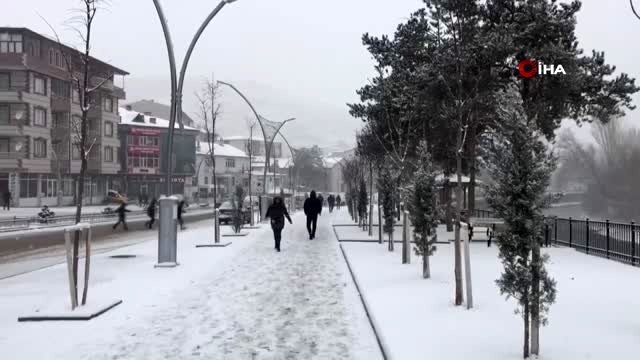 Bayburt'ta kıştan kalma günler yaşıyor...Kar yağışı kenti beyaza bürüdü