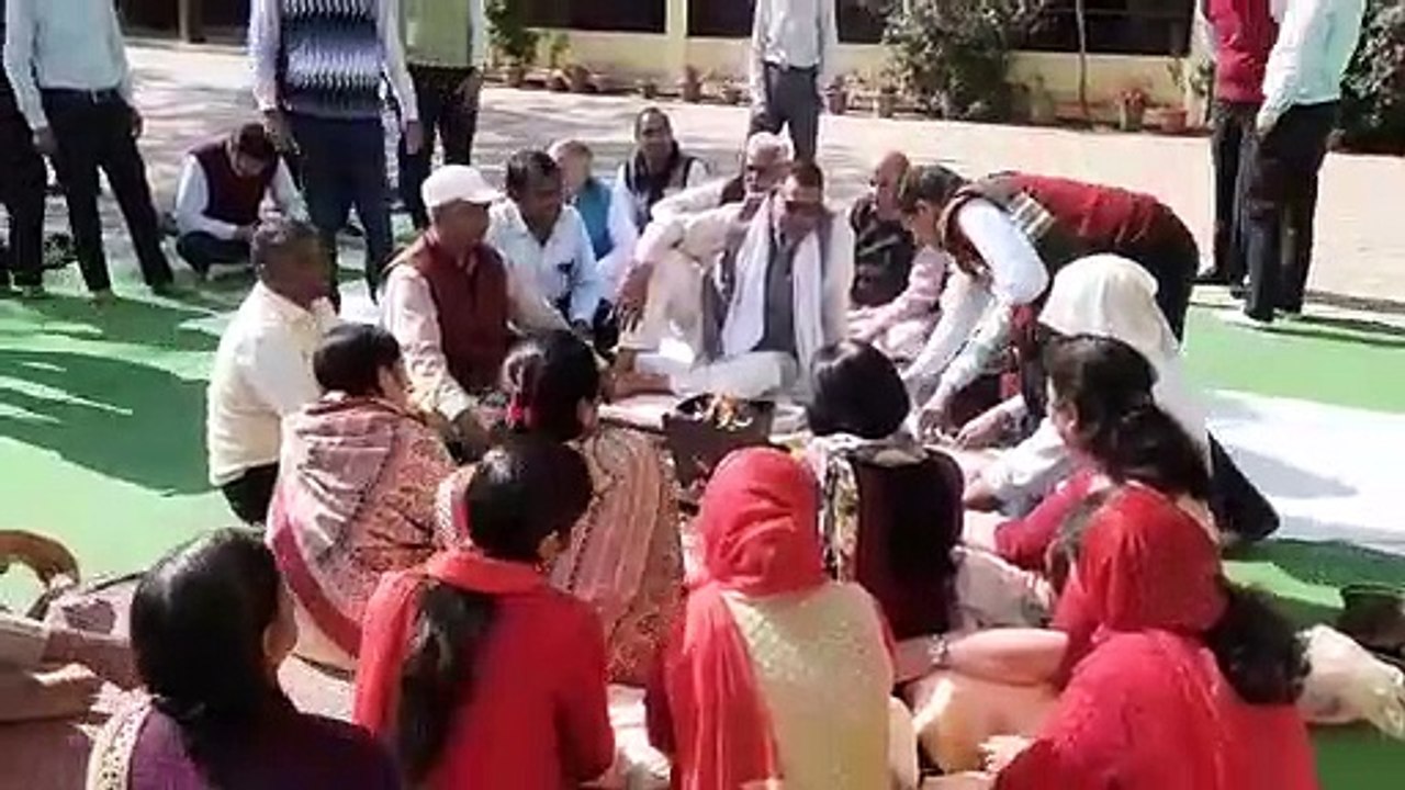 शामली: कोरोना से बचाव के लिए शिक्षकों ने किया यज्ञ