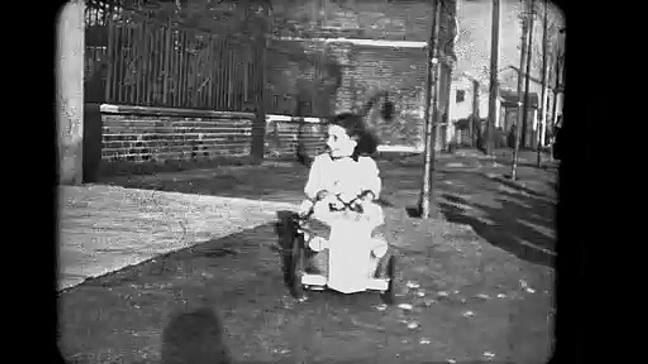1940 mamie en voiture à pédale