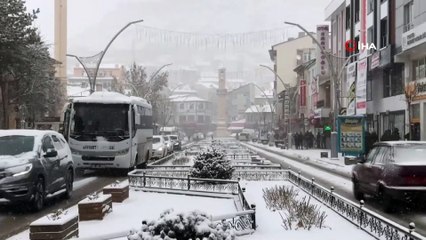 Bayburt’ta kıştan kalma günler yaşıyor...Kar yağışı kenti beyaza bürüdü