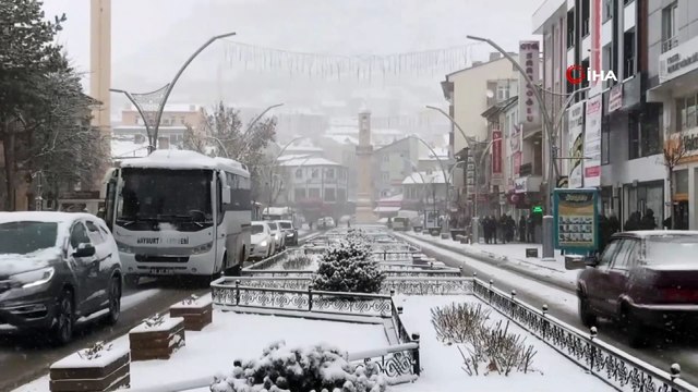 Bayburt’ta kıştan kalma günler yaşıyor...Kar yağışı kenti beyaza bürüdü