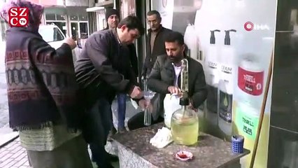 Şişesini getirene bedava kolonya dağıtıyor