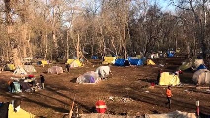 Mehmetçik sınırda bekleyen sığınmacı çocuklara arkadaşlık ediyor