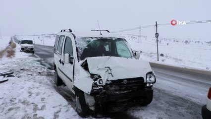 Kayseri'de otomobiller kafa kafaya çarpıştı: 4 yaralı
