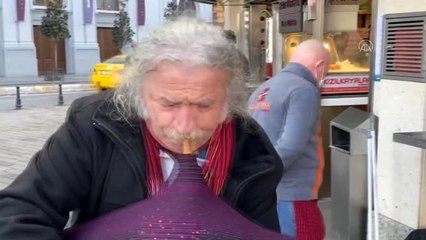 Tulum sanatçısı Taksim Meydanı'nda vatandaşlarla "Çanakkale Türküsü"nü söyledi