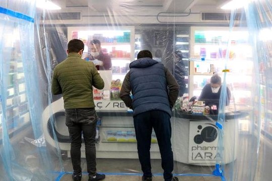 Antalya'daki nöbetçi eczane koronavirüse karşı şeffaf brandayla önlem aldı