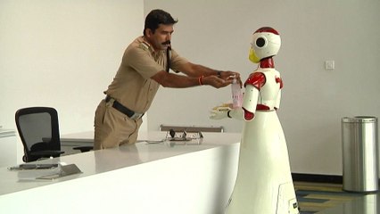 En Inde, des robots distribuent des masques et des gels hydroalcooliques pour lutter contre la propagation du coronavirus