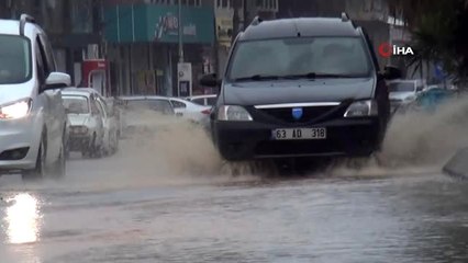 Sağanak yağmur yolları göle çevirdi