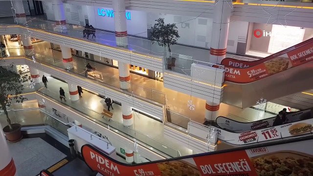 Koronadan kaçan vatandaşlar alışveriş merkezlerini terk etti