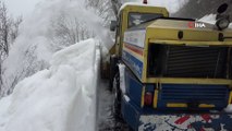 Kar kalınlığının 2-3 metreyi bulduğu yolda ekipler güçlükle ilerliyor