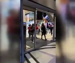 AVM çalışanları, evlerine gitmeyen müşterileri kovdu