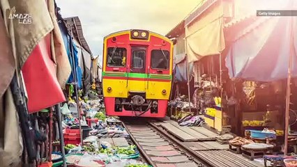 A Train Runs Right Through This Market in Thailand 8 Times a Day