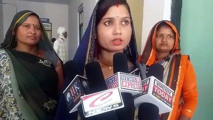 झांसी: गांव में शौचालय बनवाने के लिए महिला ने लगाई जिलाधिकारी से गुहार