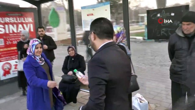 Fırsatçılara İnat Bedava Dezenfektan Jel Dağıttılar