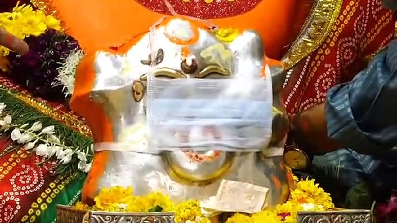 मंदिर पर भी कोरोना का साया, खजराना गणेश को पहनाया गया मास्क, सतर्कता का दिया सन्देश