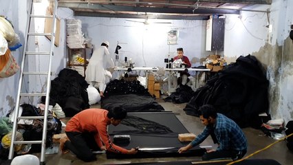मुस्तफाबाद के घरों में सस्ते दामों में बन रहे मास्क
