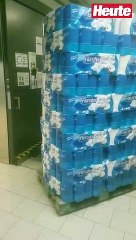 Hier stürzen sich alle auf neue Klopapier-Lieferung