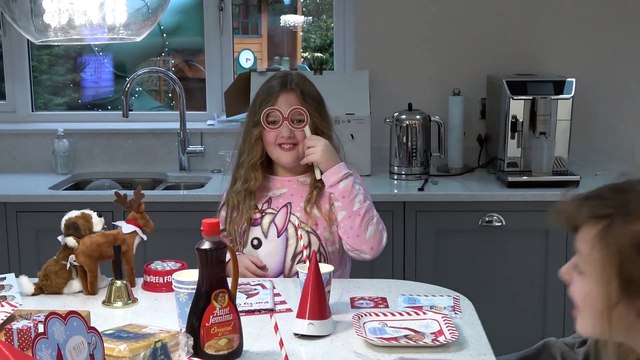 Sophia, Isabella e Alice - Brincando com Brinquedos Natalinos e Barbie e Lol Surpresa Parte 2