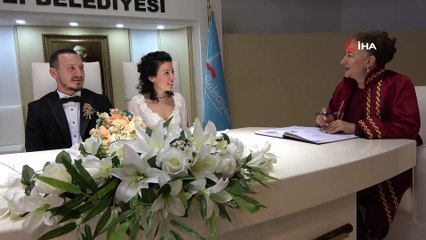 Korona virüsü korkusuyla nikahı camın arkasından izlediler