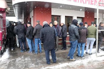 "Paniğe gerek yok" uyarılarına rağmen un fabrikasında uzun kuyruklar oluştu