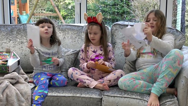 Sophia, Isabella e Alice - Festa do Pijama Brincando com Brinquedo da Barbie, Lol Supresa e Lendo Cartas do Natal