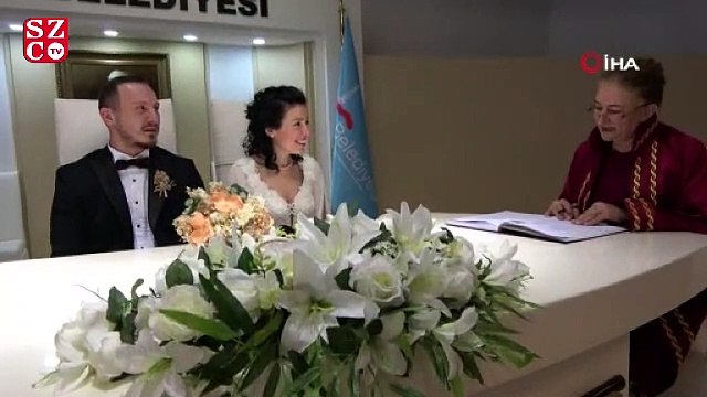 Corona virüsü korkusuyla nikahı camın arkasından izlediler