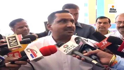 सरकार ने उपलब्ध कराया मास्क और सेनेटाइज; विपक्ष ने कहा- मास्क किसी काम का नहीं