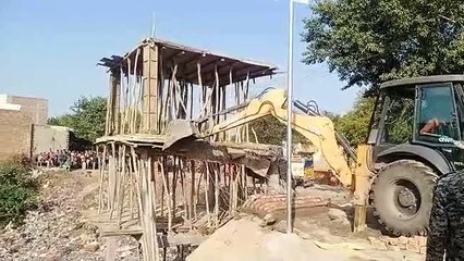 मथुराः निगम कर्मियों ने हाईवे क्षेत्र पर शहीद स्मारक का स्थान तोड़ा