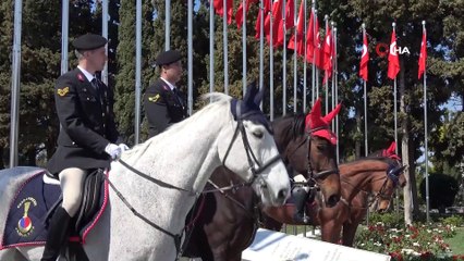 Şehitler Abidesi’nde sade tören