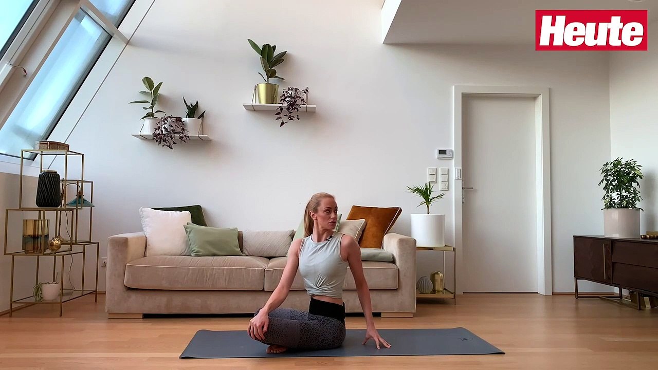 Mit diesen Yoga-Übungen hältst du dich zu Hause fit