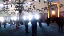 Camide cemaatle namaz kılmak için ısrar eden bir grup cami görevlileriyle tartıştı!