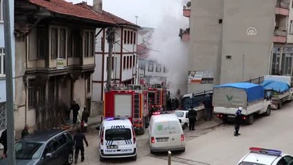 Mobilya tamiri yapan iş yerinde yangın çıktı