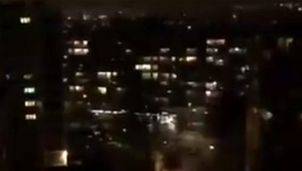 Fransa'da halk, sağlık çalışanlarına moral vermek için akşamları alkış tutuyor