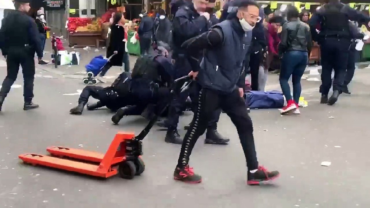 Paris : La police interpelle avec force une femme sans attestation de déplacement