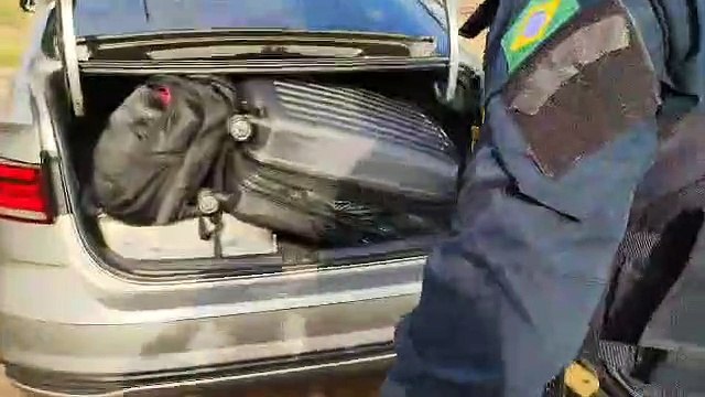 PRF prende mulher com droga escondida na bagagem em carro de aplicativo de carona, em Santa Terezinha de Itaipu