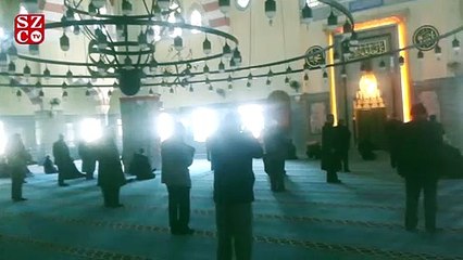 İmamın ‘namaz kılmayın’ uyarılarına itiraz eden cemaat arasında arbede