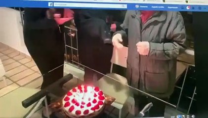 Έτσι έσβησε τα κεράκια της τούρτας της η κόρη του τραγουδιστή Άρη Σαμολαδά