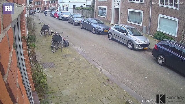 Il court après sa Jeep après avoir oublié le frein