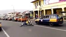 Ce biker fait ce qu'il veut avec sa moto... Grande classe