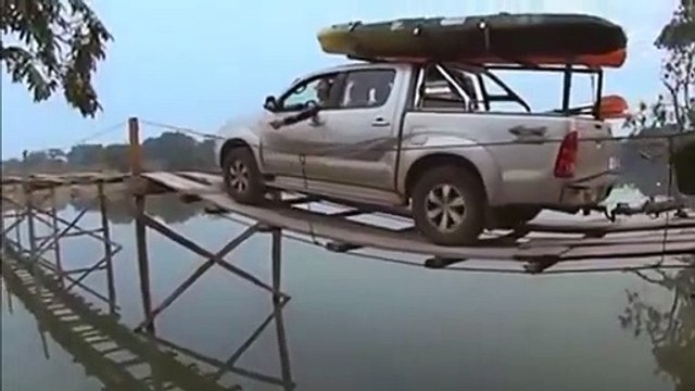 Ce conducteur traverse un pont de bois en 4x4... risqué