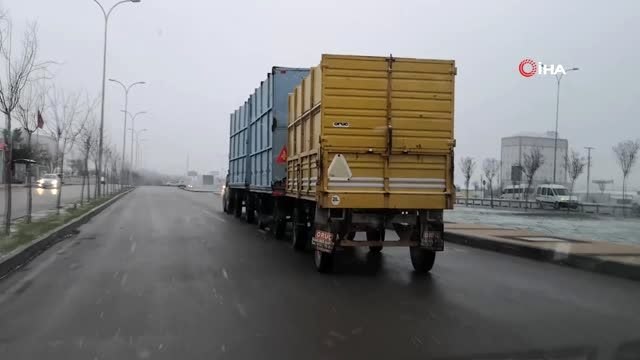 3 römorkla karayolunda tersten giden traktör sürücüsünden ilginç savunma