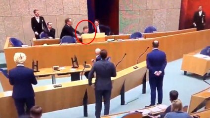 Hollandalı Bakan Brono Bruins, koronavirüs toplantısında baygınlık geçirdi