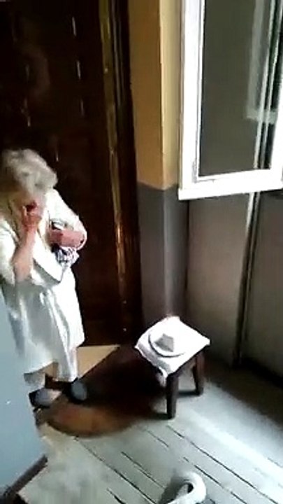 Vizinhos fazem bolo e cantam os parabéns a idosa que celebrou 80 anos