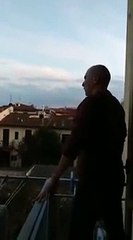 Tenor italiano de quarentena cantou o tema Nessun Dorma da varanda